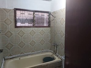 Basic Double Room | Bilik Mandi | Tab mandi, tuala disediakan, sabun, syampu 