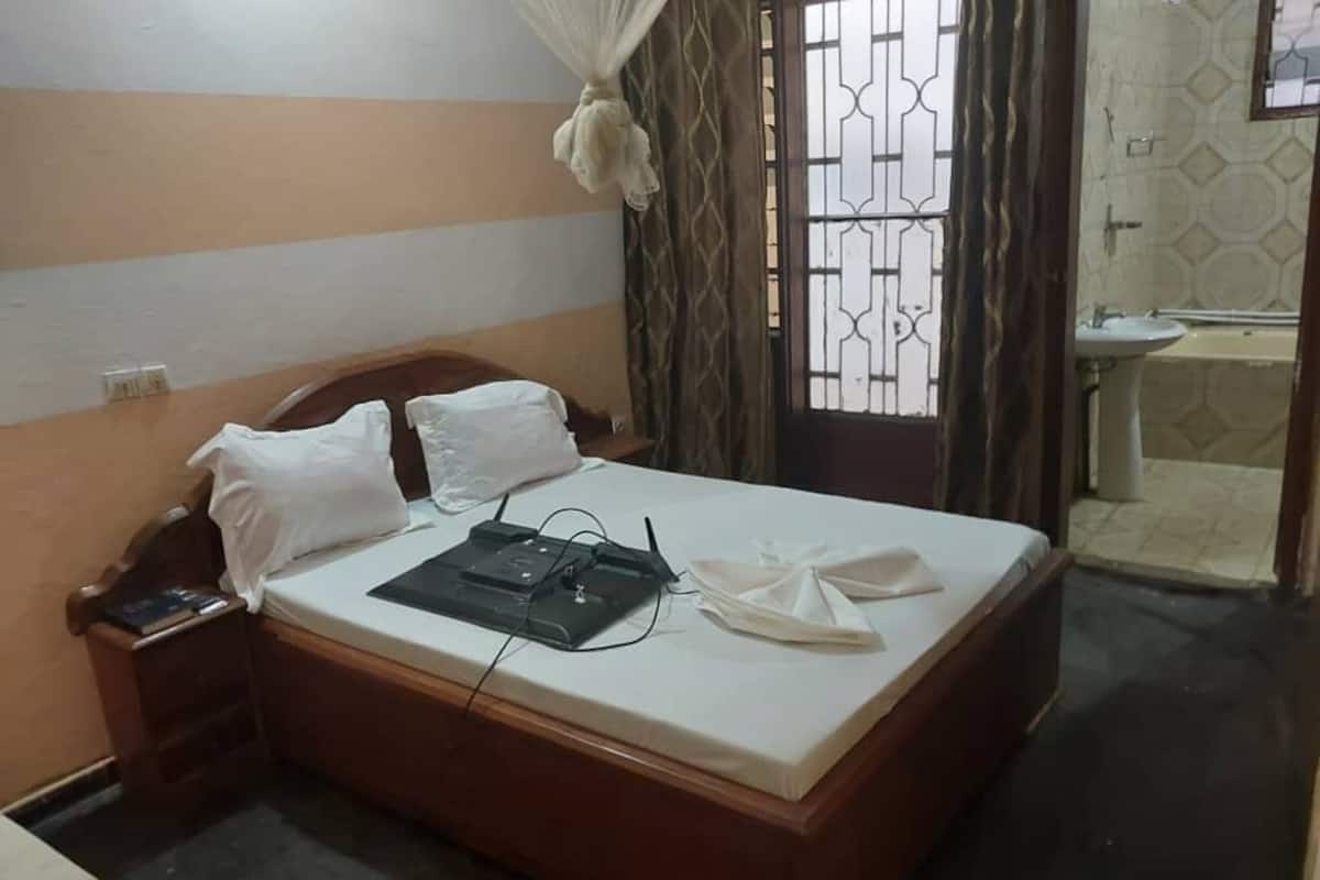 Basic Double Room | Desk, laptop workspace, free WiFi