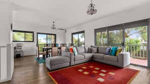 Smart TV, fireplace, books - The Ocean Central - Kilcunda (Kilcunda)