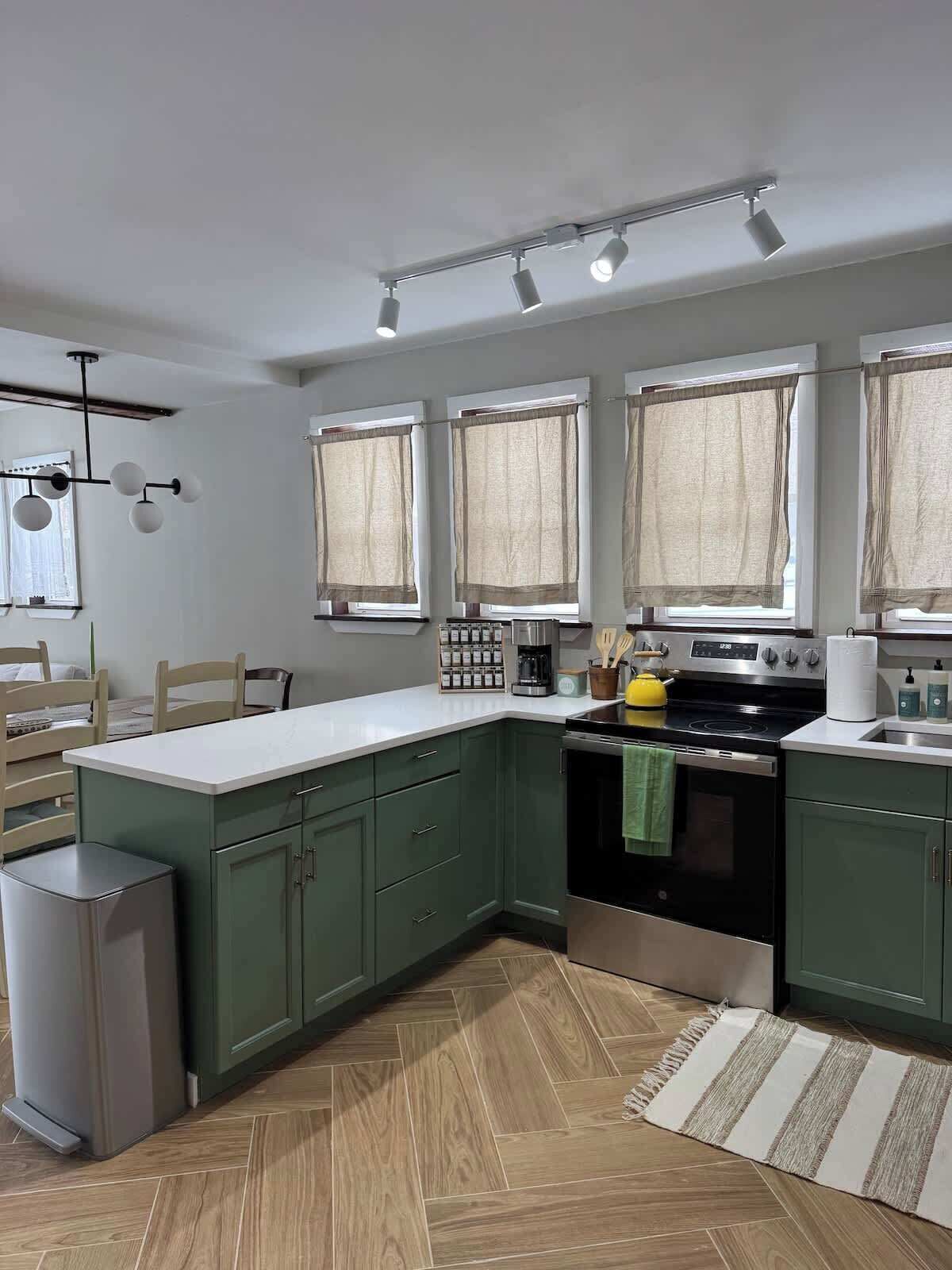 Jääkaappi, mikroaaltouuni, uuni, liesi