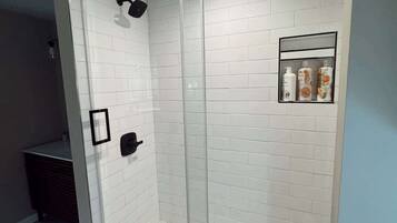 Ducha, secador de pelo, toallas, jabón
