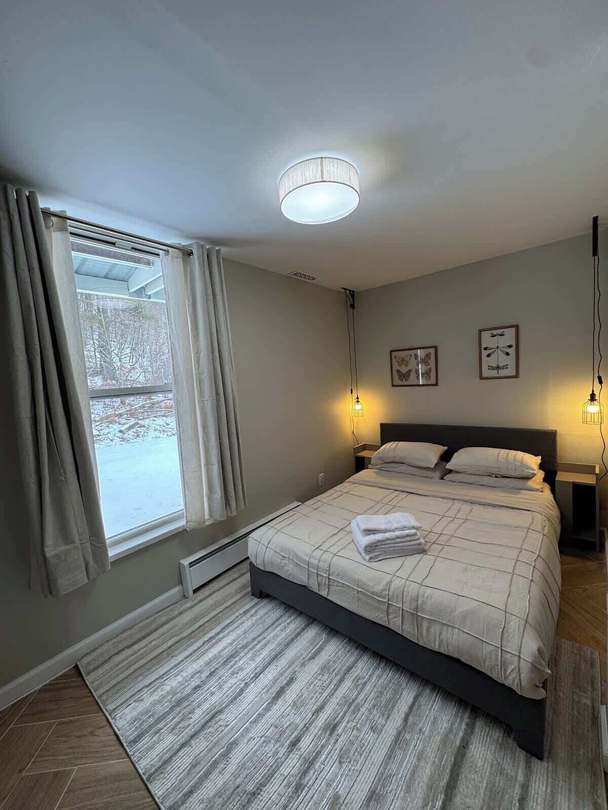 2 bedrooms, travel crib, free WiFi, bed sheets