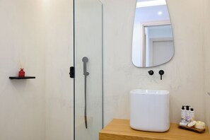 Dusche, Haartrockner, Handtücher, Seife