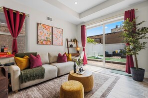 Smart TV - NEW! 3BR/2.5 Bath/15min-NYC /5min-PATH Train, Yard, Gameroom, Parking- SLEEPS 12 (Jersey City)