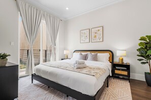 4 bedrooms, iron/ironing board, travel crib, WiFi - NEW! 3BR/2.5 Bath/15min-NYC /5min-PATH Train, Yard, Gameroom, Parking- SLEEPS 12 (Jersey City)