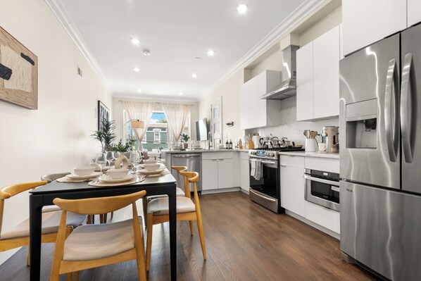 Fridge, microwave, oven, stovetop - NEW! 3BR/2.5 Bath/15min-NYC /5min-PATH Train, Yard, Gameroom, Parking- SLEEPS 12 (Jersey City)