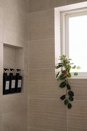 Interior - NEW! 3BR/2.5 Bath/15min-NYC /5min-PATH Train, Yard, Gameroom, Parking- SLEEPS 12 (Jersey City)