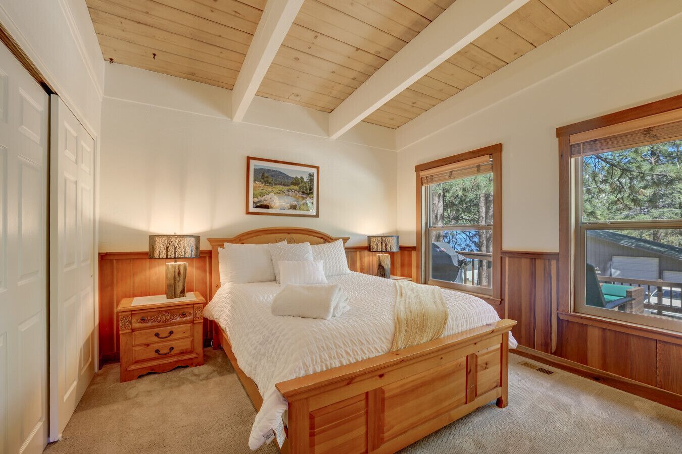 2 quartos, escrivaninha, ferros/tábuas de passar roupa, berço de viagem