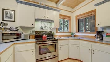 Een koelkast, een magnetron, een oven, een kookplaat