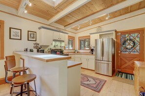 Fridge, microwave, oven, stovetop - Shady Pines - Pet Friendly+Hot Tub+AC (South Lake Tahoe)