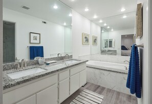 A modern bathroom with two sinks, a large mirror, and a bathtub. - Santa Rosa Cove - 2B/2.5BA – Located in a quiet cul-de-sac nr La Quinta Resort (La Quinta)