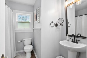 Hair dryer, towels, soap, toilet paper - Charming 3-bedroom house with WiFi, AC in beautiful Hendersonville (Hendersonville)