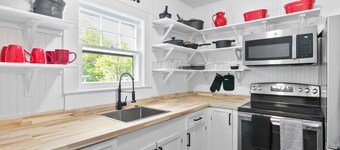 Charming 3-bedroom house with WiFi, AC in beautiful Hendersonville