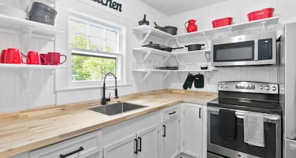 Charming 3-bedroom house with WiFi, AC in beautiful Hendersonville