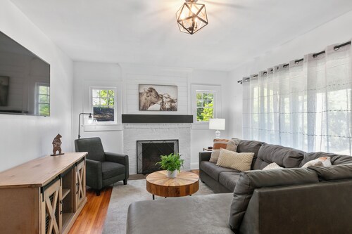 Charming 3-bedroom house with WiFi, AC in beautiful Hendersonville