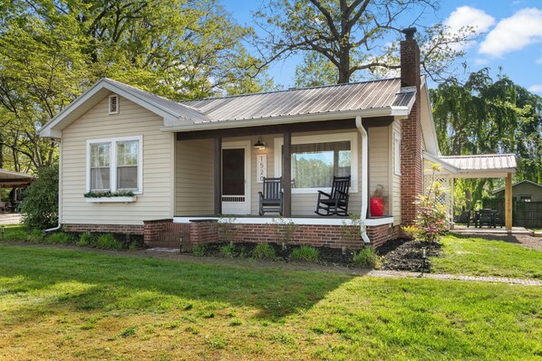Exterior - Charming 3-bedroom house with WiFi, AC in beautiful Hendersonville (Hendersonville)