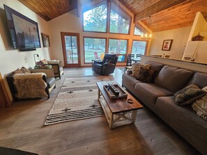 Smart TV, fireplace, books - Welcome to Cozy Doo's Casa -A Warm, Woodsy Getaway in Angel Fire, NM (Angel Fire)
