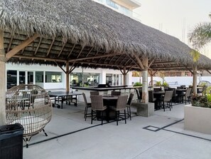 Outdoor dining - 2BR Direct Pool Access, 5 Min from the Beach (Las Jarretaderas)