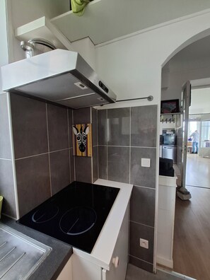 Microwave, oven, stovetop, dishwasher - FACING THE SEA! T3 70m2 - 2 bedrooms - 5mn from the beach and the Calanques (CASSIS)