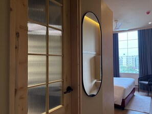 Laptop workspace, iron/ironing board, free WiFi