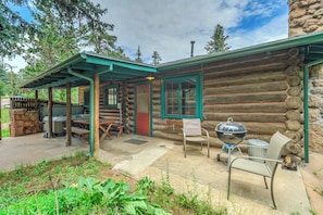 Outdoor dining - Charming 2-bedroom cabin in gorgeous Cascade with Wifi and hot tub (Cascade)