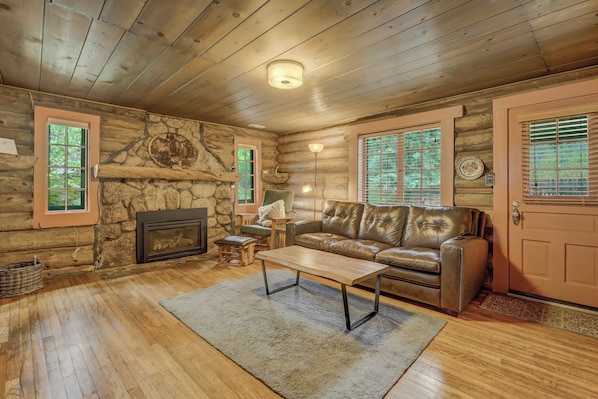 Living area - Charming 2-bedroom cabin in gorgeous Cascade with Wifi and hot tub (Cascade)
