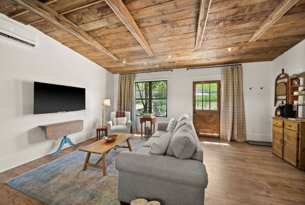 Smart-TV, Bücher, Musikbibliothek, Stereoanlage