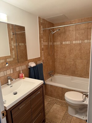 Regadera, toallas, jabón 