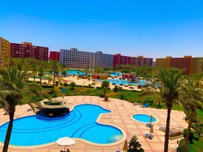 Apartamento, 2 habitaciones, accesible para personas con discapacidad, vistas a la ciudad | Piscina | Una piscina al aire libre