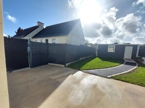 Property grounds - Pretty single-storey house, near town center (Pleyben)