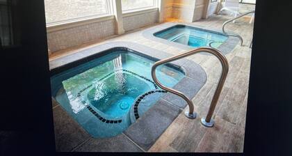 Charming 2-bedroom ski in/ski out condo on Mt. Snow with fitness, pool, WiFi