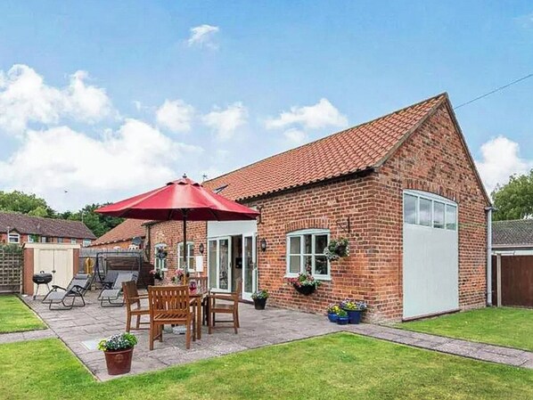 Outdoor dining - The Old Foundry Holiday Cottage (Burgh Le Marsh, near Skegness)
