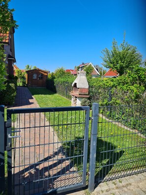 Property grounds - NEW: Top vacation home with garden, fence, WLAN, south-facing terrace, ideal with child + dog (Dornum)