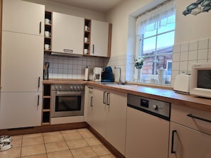 Frigorífico, microondas, horno y placa de cocina