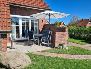 Outdoor dining - Great vacation home with garden, fence, WLAN, south-facing terrace, ideal with child + dog (Dornum)