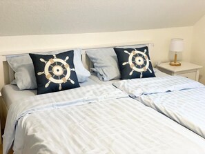 2 habitaciones, escritorio y tabla de planchar con plancha