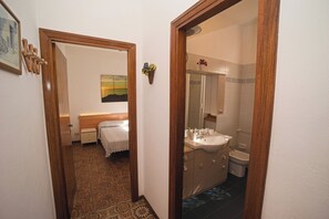 Shower, bidet, toilet paper - Margherita-1: large apartment, wonderful sea view of Giglio Campese. (Giglio Campese)