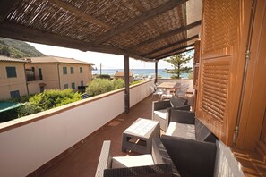 Outdoor dining - Margherita-1: large apartment, wonderful sea view of Giglio Campese. (Giglio Campese)