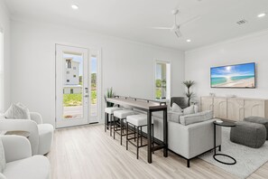 Smart-TV, Tischfußball, Arbeitsbereiche