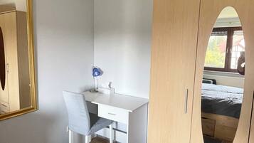 1 slaapkamer, een strijkplank/strijkijzer, reisbedje, wifi