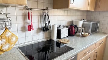 Køleskab, mikrobølgeovn, ovn, kogeplade