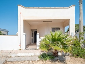 Exterior detail - Charming Italian Villa in Torre Castiglione With Private Entrance (Porto Cesareo)