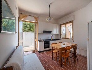 Dining - Charming Italian Villa in Torre Castiglione With Private Entrance (Porto Cesareo)