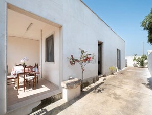 Outdoor dining - Charming Italian Villa in Torre Castiglione With Private Entrance (Porto Cesareo)