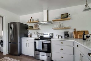 Fridge, microwave, oven, stovetop - Old listing - 324 Suniland (Fredericksburg)