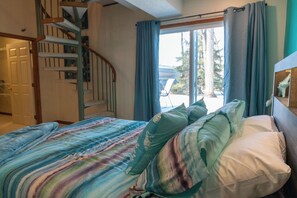 4 bedrooms, desk, iron/ironing board, travel cot - Pet-Friendly Windsor Heights Stay – Ideal for Reunions, Road Trips & Remote Work (Windsor Heights)