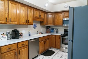 ثلاجة، ميكروويف، فرن، موقد طهي مسطح