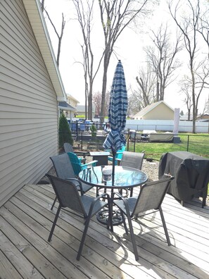 Outdoor dining - Pet-Friendly Windsor Heights Stay – Ideal for Reunions, Road Trips & Remote Work (Windsor Heights)