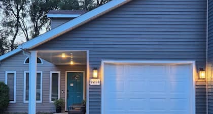 Pet-Friendly Windsor Heights Stay – Ideal for Reunions, Road Trips & Remote Work