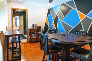 Dining - Pet-Friendly Windsor Heights Stay – Ideal for Reunions, Road Trips & Remote Work (Windsor Heights)